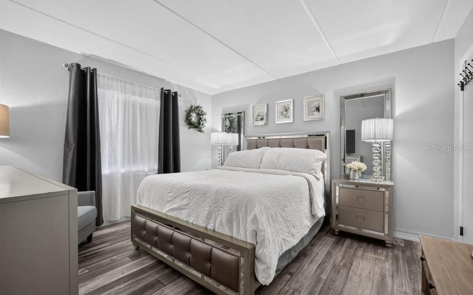 For Sale: $260,000 (2 beds, 2 baths, 925 Square Feet)