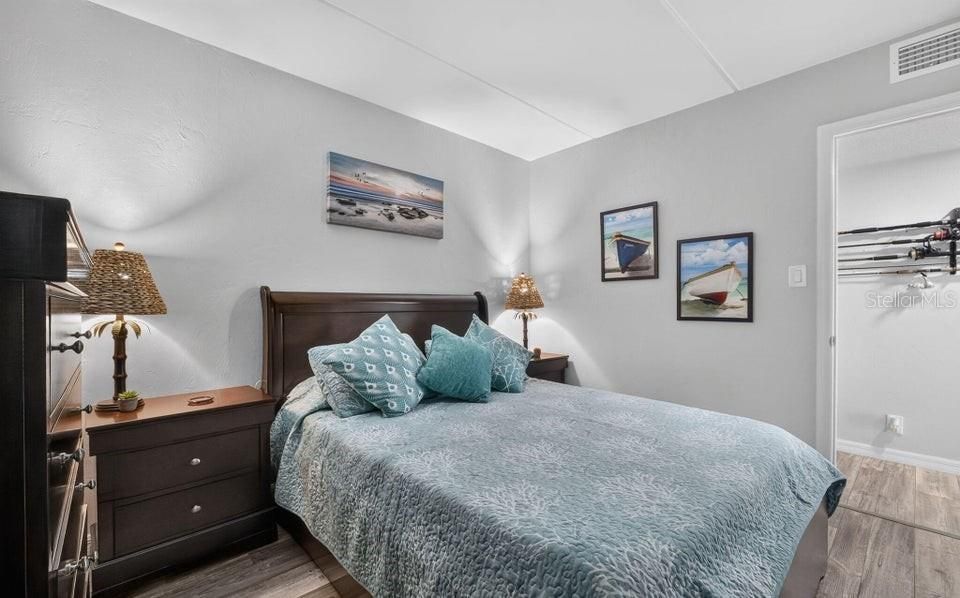 For Sale: $260,000 (2 beds, 2 baths, 925 Square Feet)