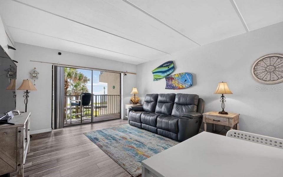 For Sale: $260,000 (2 beds, 2 baths, 925 Square Feet)