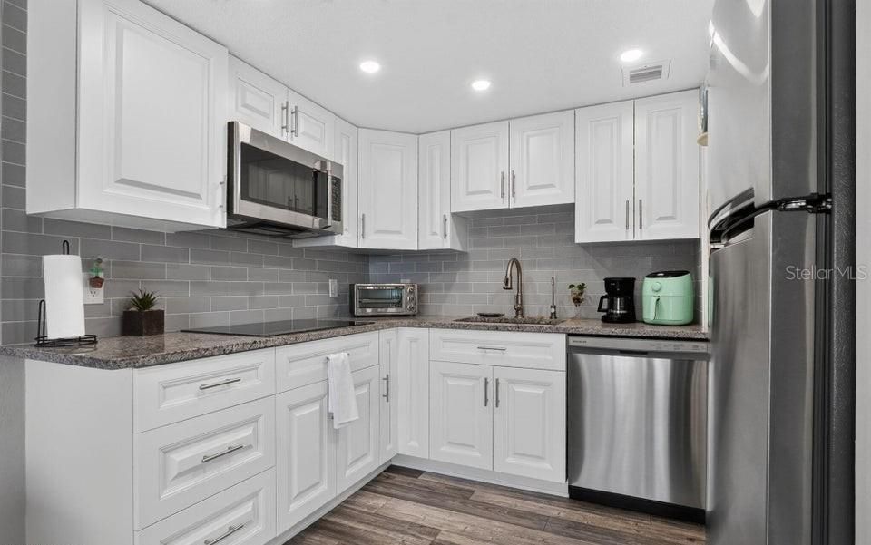 For Sale: $260,000 (2 beds, 2 baths, 925 Square Feet)