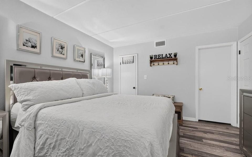 For Sale: $260,000 (2 beds, 2 baths, 925 Square Feet)