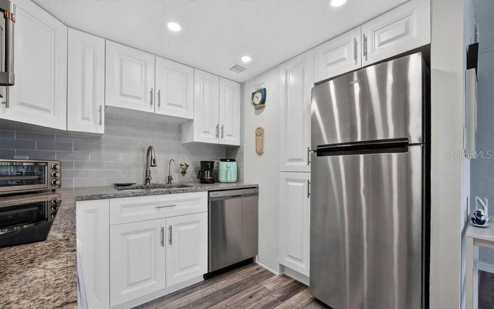 For Sale: $260,000 (2 beds, 2 baths, 925 Square Feet)