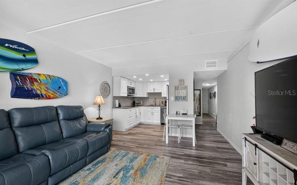 For Sale: $260,000 (2 beds, 2 baths, 925 Square Feet)