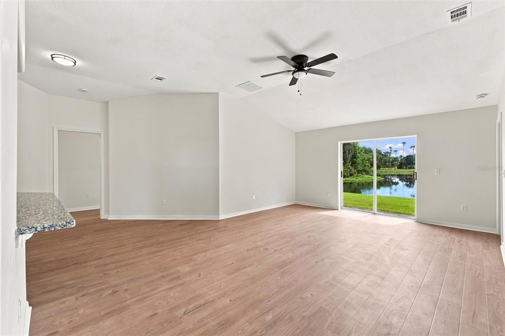 На продажу: $369,900 (4 спален, 2 ванн, 1564 Квадратных фут)