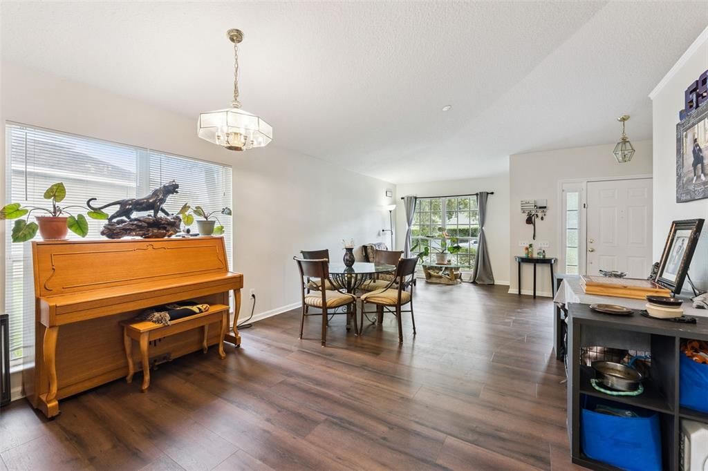 На продажу: $435,000 (4 спален, 2 ванн, 1956 Квадратных фут)