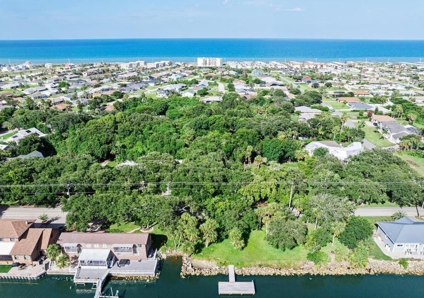 На продажу: $590,000 (1.32 acres)