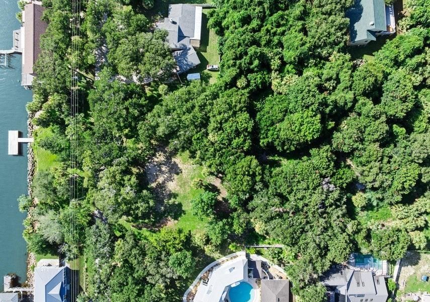 На продажу: $590,000 (1.32 acres)