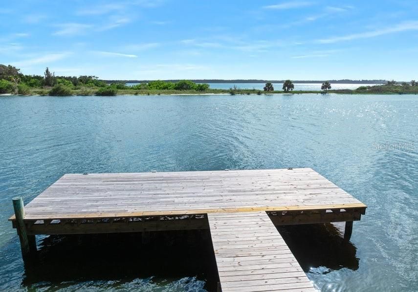 На продажу: $590,000 (1.32 acres)