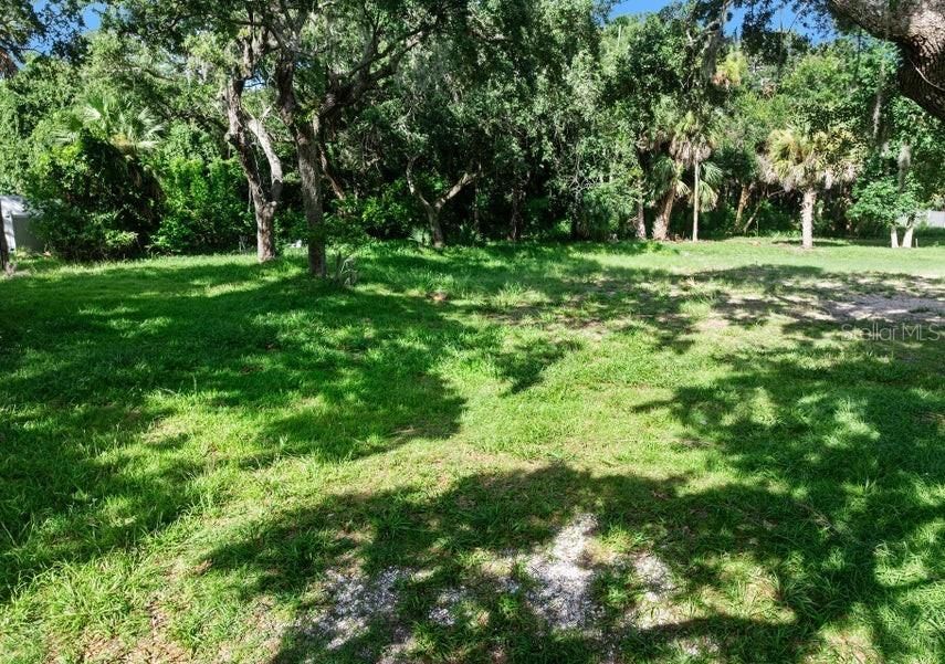 На продажу: $590,000 (1.32 acres)