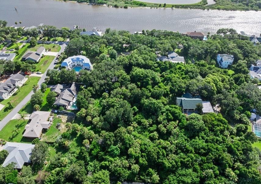 На продажу: $590,000 (1.32 acres)