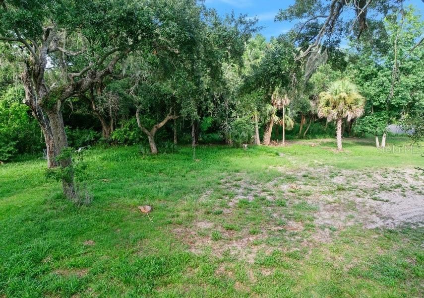 На продажу: $590,000 (1.32 acres)