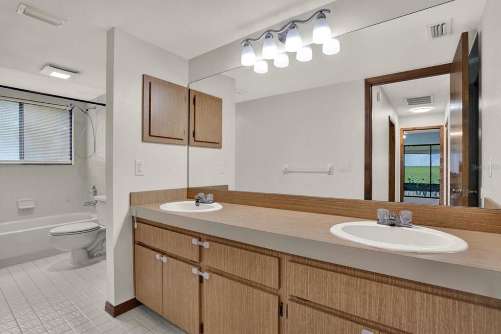 En Venta: $359,900 (3 camas, 2 baños, 2310 Pies cuadrados)