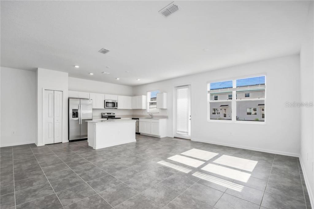 For Rent: $2,300 (3 beds, 2 baths, 1978 Square Feet)
