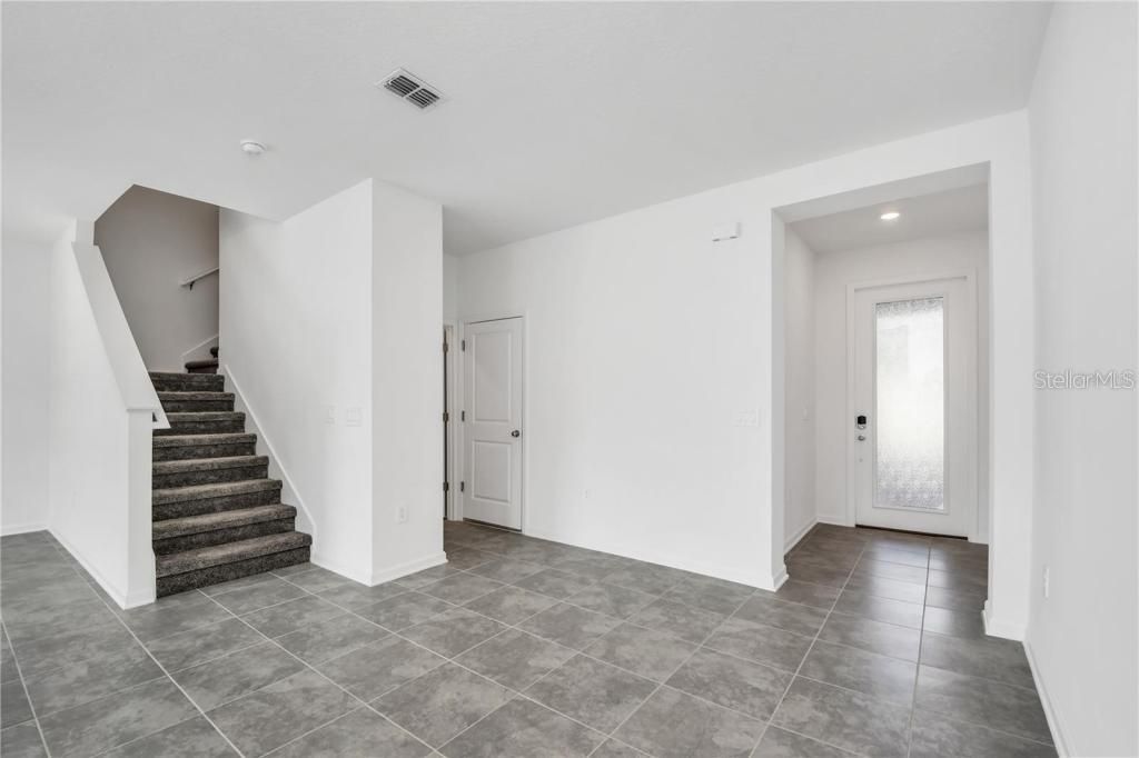 For Rent: $2,300 (3 beds, 2 baths, 1978 Square Feet)