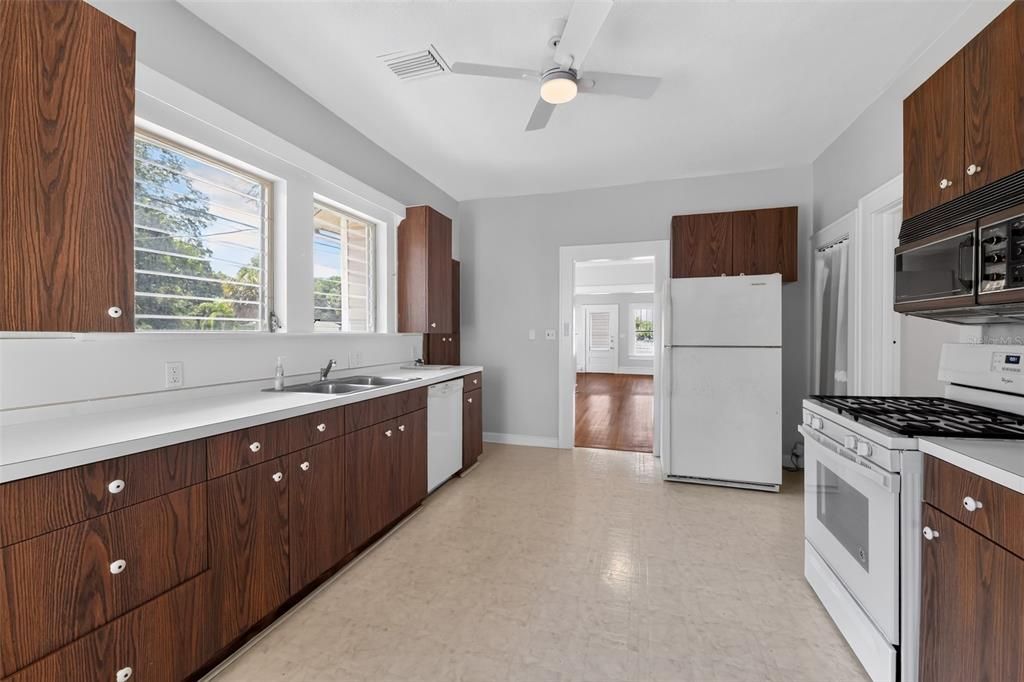 На продажу: $399,900 (3 спален, 2 ванн, 2186 Квадратных фут)