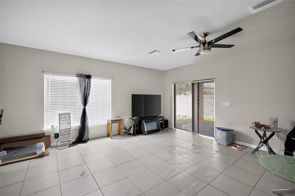 En Venta: $340,000 (4 camas, 2 baños, 2798 Pies cuadrados)