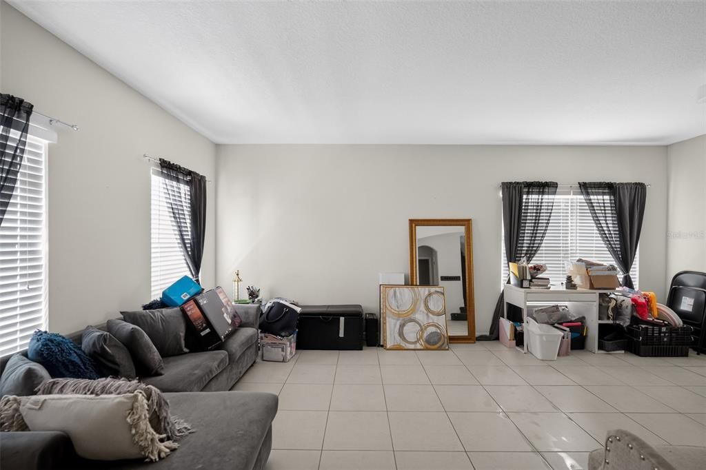 En Venta: $340,000 (4 camas, 2 baños, 2798 Pies cuadrados)
