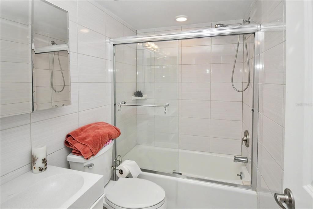 На продажу: $249,900 (2 спален, 2 ванн, 1125 Квадратных фут)
