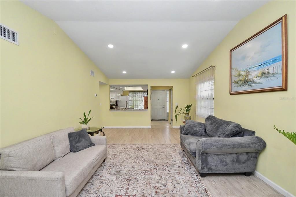 На продажу: $249,900 (2 спален, 2 ванн, 1125 Квадратных фут)