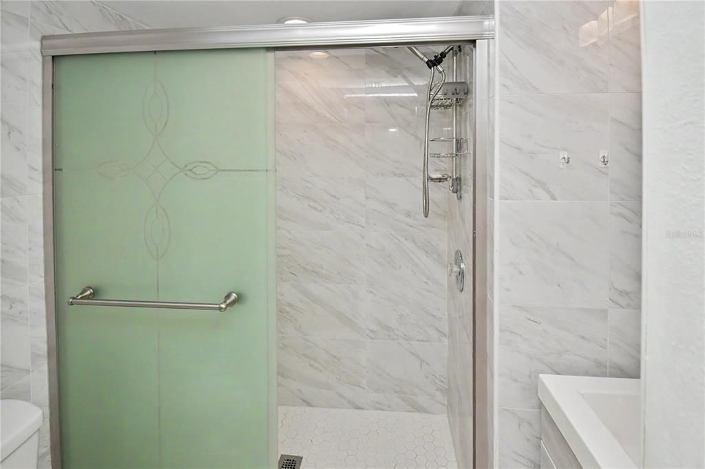 На продажу: $249,900 (2 спален, 2 ванн, 1125 Квадратных фут)