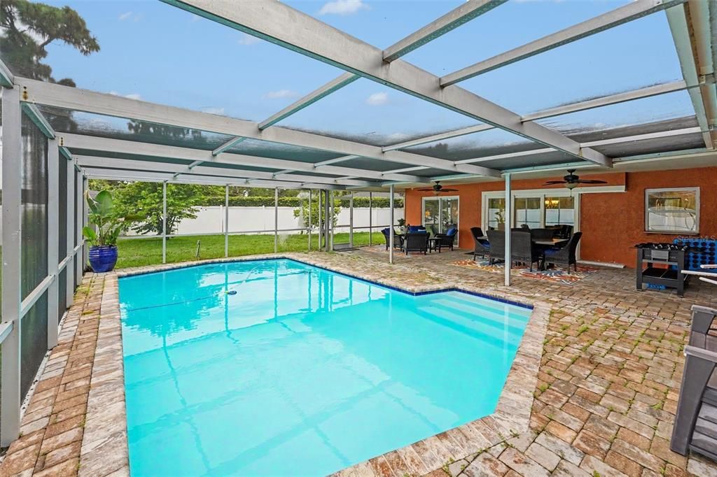 Под контрактом: $595,000 (4 спален, 2 ванн, 1878 Квадратных фут)