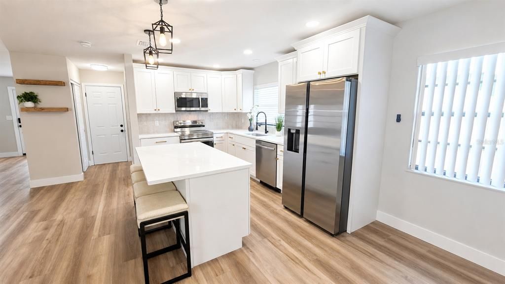 Activo con contrato: $399,900 (4 camas, 2 baños, 1720 Pies cuadrados)