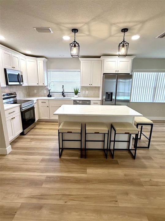 Activo con contrato: $399,900 (4 camas, 2 baños, 1720 Pies cuadrados)