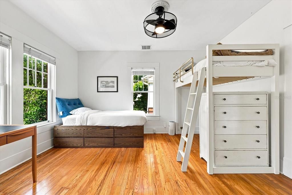 На продажу: $985,000 (3 спален, 2 ванн, 2310 Квадратных фут)