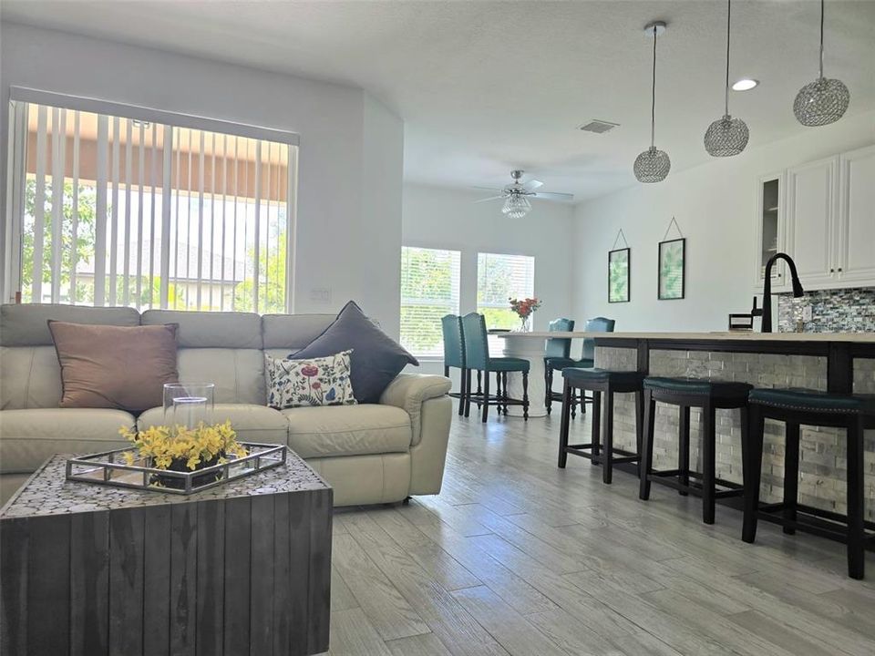 En Venta: $330,000 (4 camas, 2 baños, 1768 Pies cuadrados)