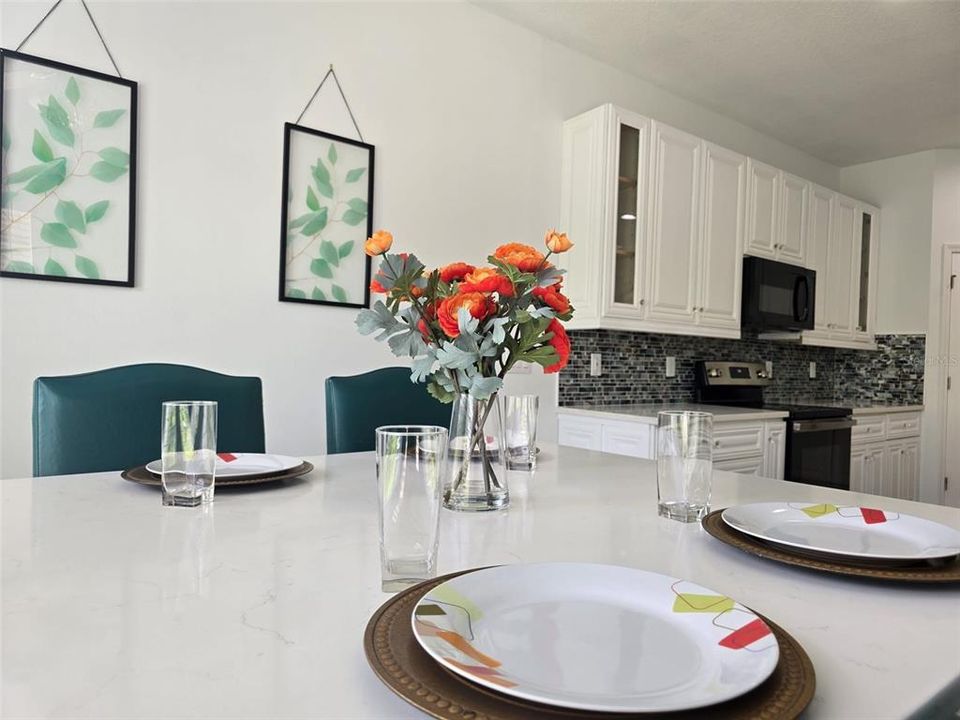 En Venta: $330,000 (4 camas, 2 baños, 1768 Pies cuadrados)
