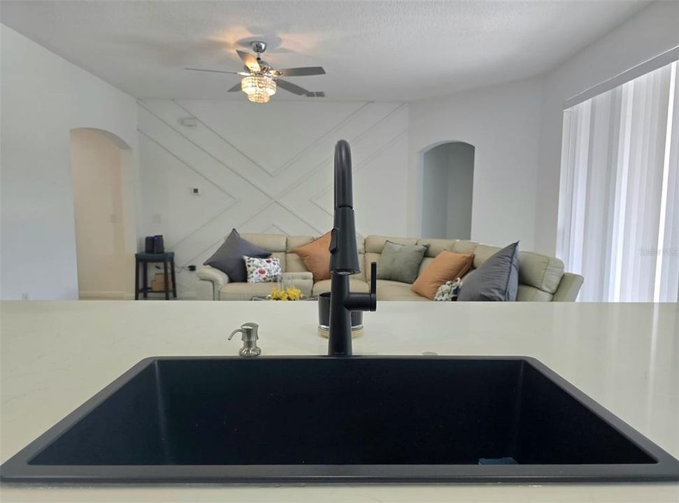 En Venta: $330,000 (4 camas, 2 baños, 1768 Pies cuadrados)