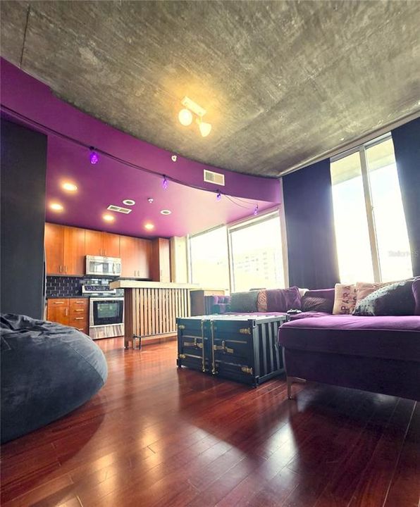 For Sale: $235,000 (1 beds, 1 baths, 854 Square Feet)