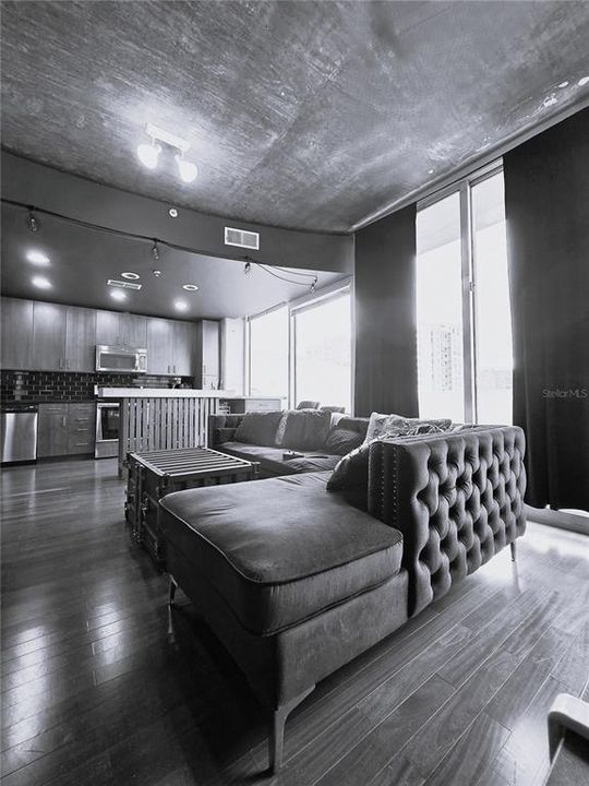 For Sale: $235,000 (1 beds, 1 baths, 854 Square Feet)
