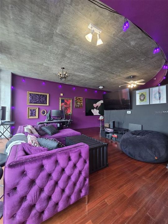 For Sale: $235,000 (1 beds, 1 baths, 854 Square Feet)