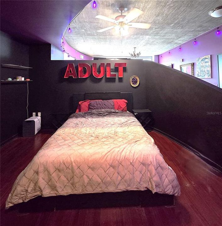 For Sale: $235,000 (1 beds, 1 baths, 854 Square Feet)