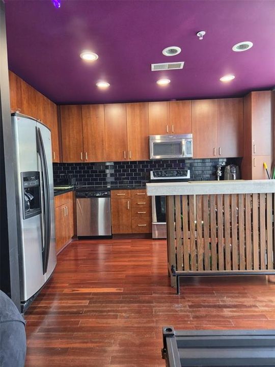 For Sale: $235,000 (1 beds, 1 baths, 854 Square Feet)