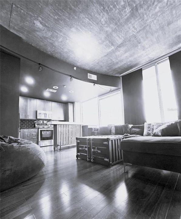 For Sale: $235,000 (1 beds, 1 baths, 854 Square Feet)