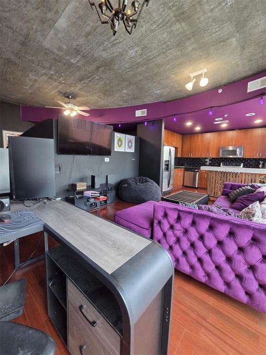 For Sale: $235,000 (1 beds, 1 baths, 854 Square Feet)