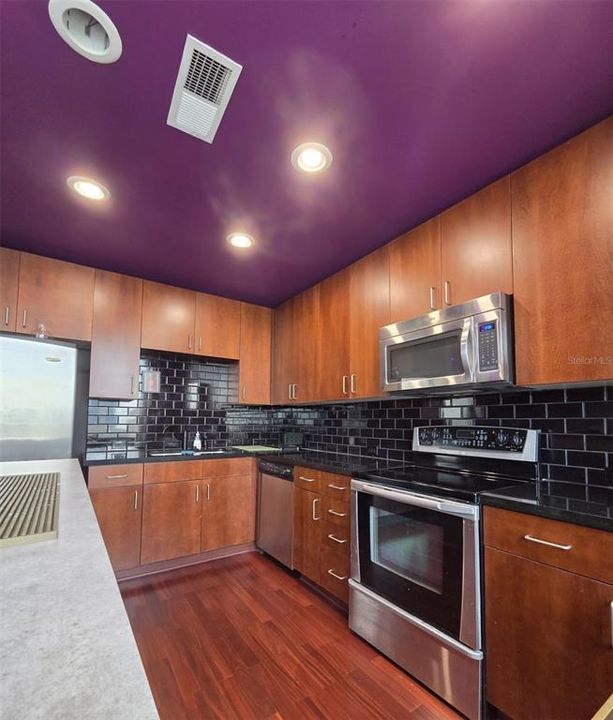 For Sale: $235,000 (1 beds, 1 baths, 854 Square Feet)