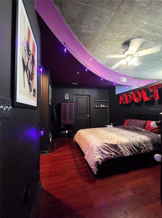 For Sale: $235,000 (1 beds, 1 baths, 854 Square Feet)