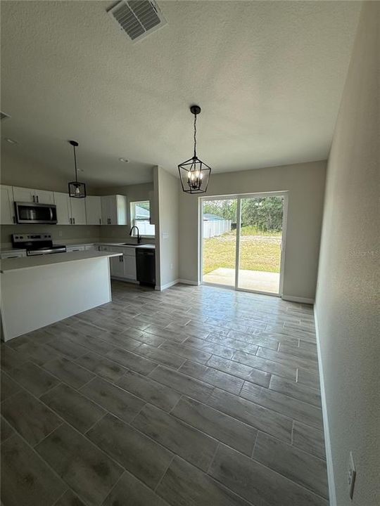 For Rent: $1,595 (3 beds, 2 baths, 1263 Square Feet)