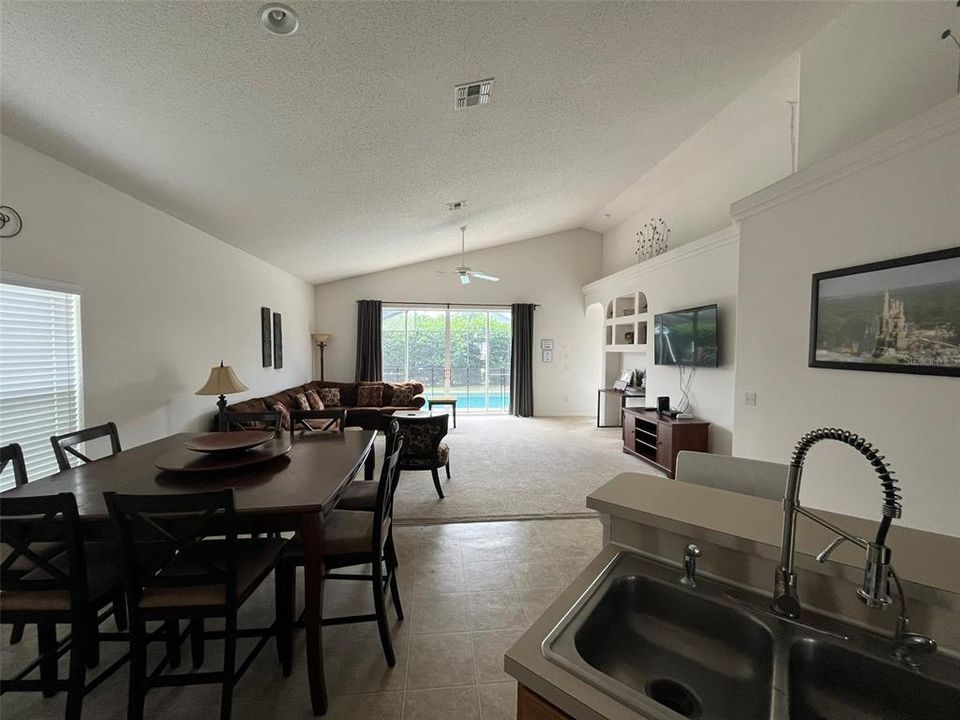 En Venta: $389,900 (4 camas, 3 baños, 1940 Pies cuadrados)