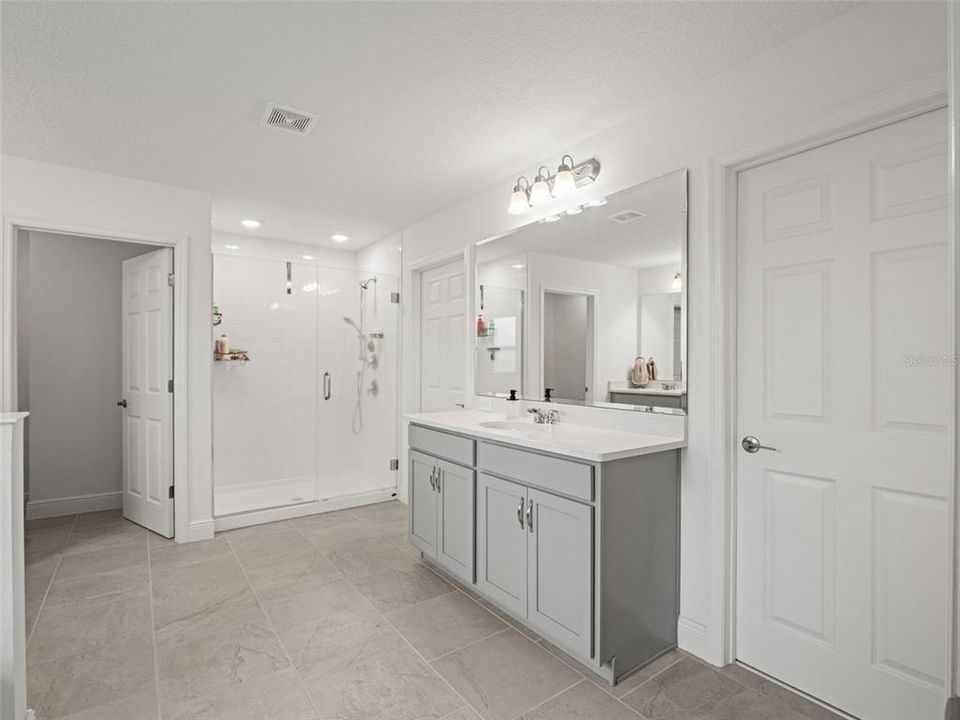На продажу: $895,000 (6 спален, 4 ванн, 4435 Квадратных фут)