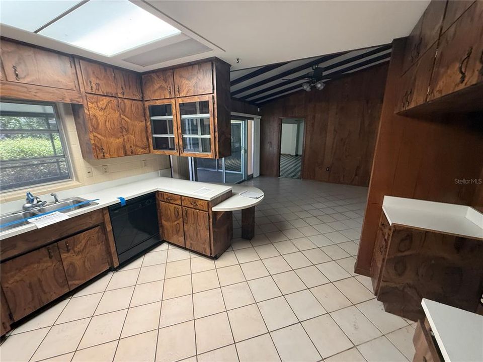 For Sale: $440,000 (4 beds, 3 baths, 2932 Square Feet)