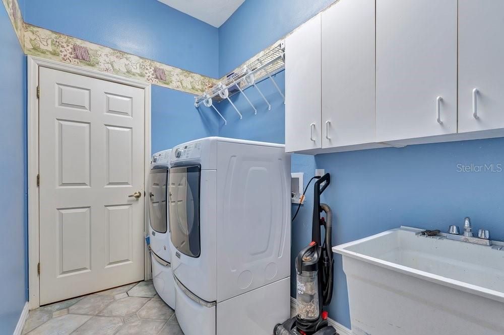 For Sale: $559,900 (4 beds, 3 baths, 2509 Square Feet)
