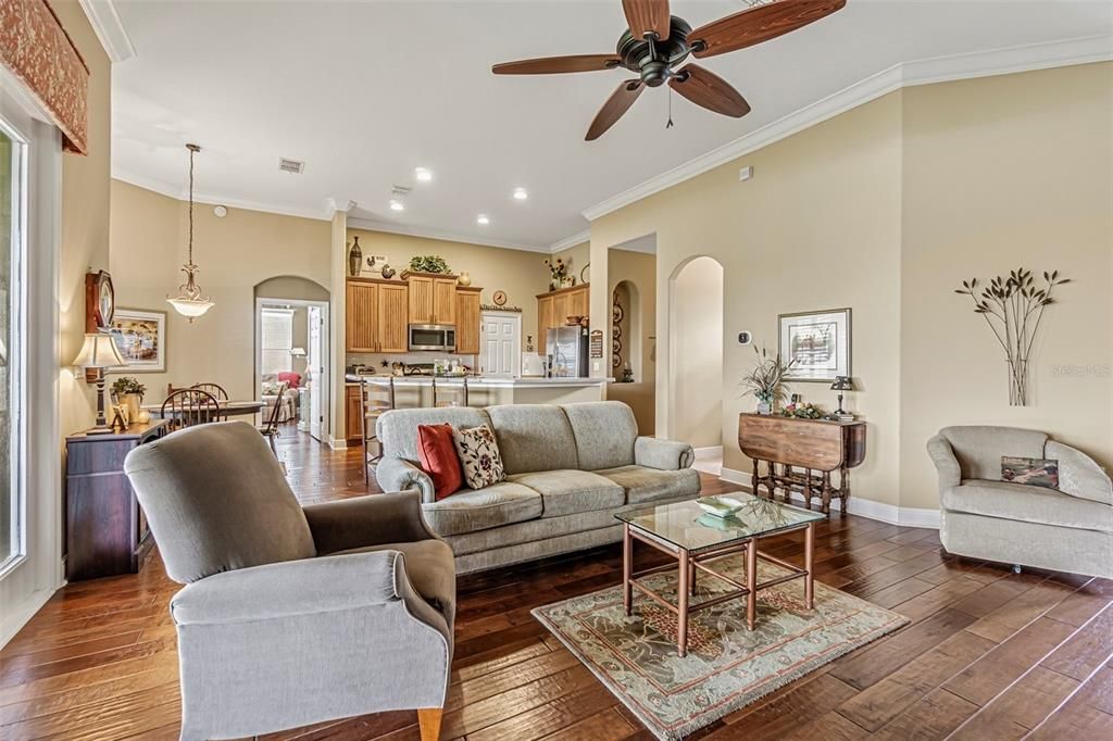 Activo con contrato: $448,000 (3 camas, 2 baños, 2129 Pies cuadrados)