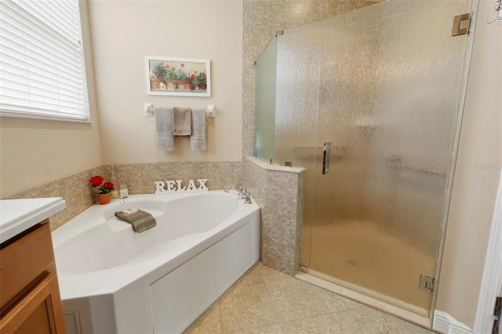 Activo con contrato: $448,000 (3 camas, 2 baños, 2129 Pies cuadrados)