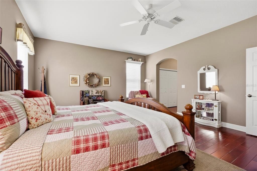 Activo con contrato: $448,000 (3 camas, 2 baños, 2129 Pies cuadrados)