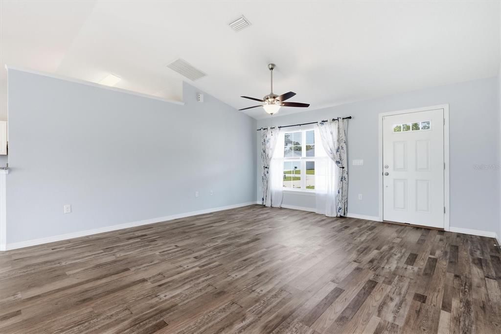 For Sale: $325,000 (3 beds, 2 baths, 1577 Square Feet)