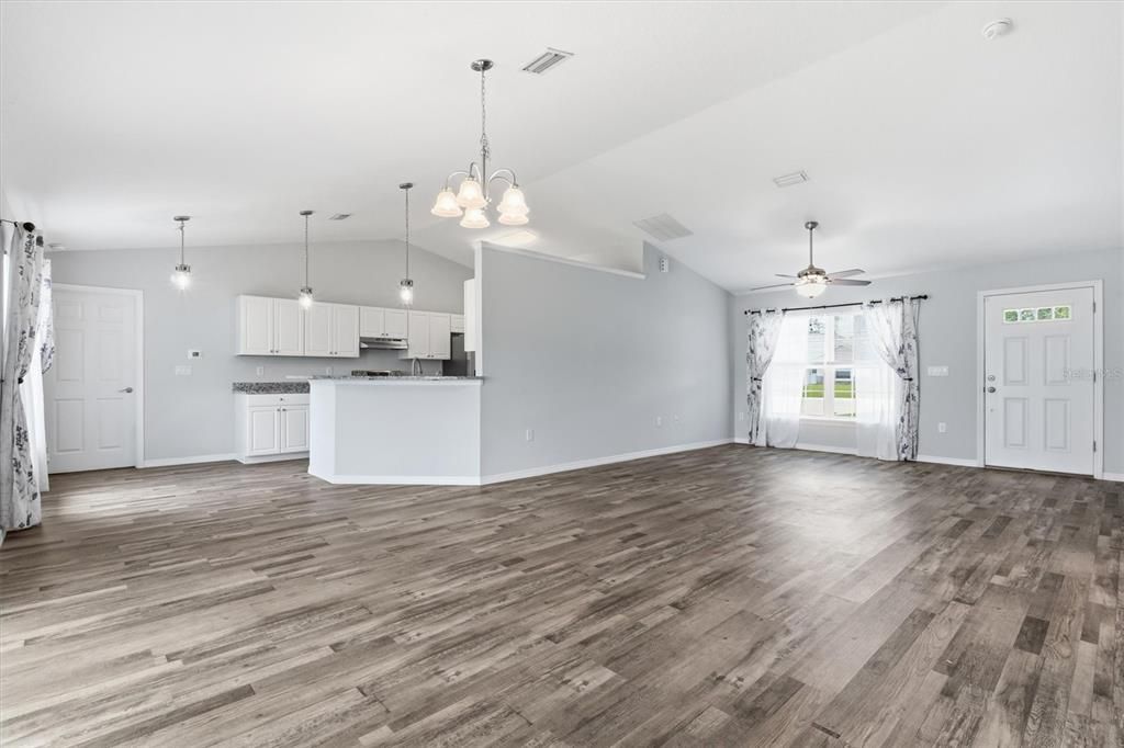For Sale: $325,000 (3 beds, 2 baths, 1577 Square Feet)